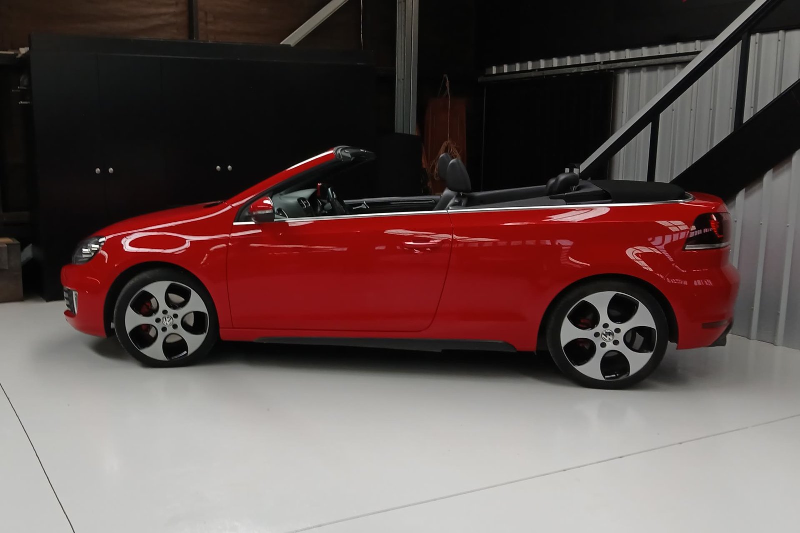 Side profile of the Golf GTI Cabrio with the roof down