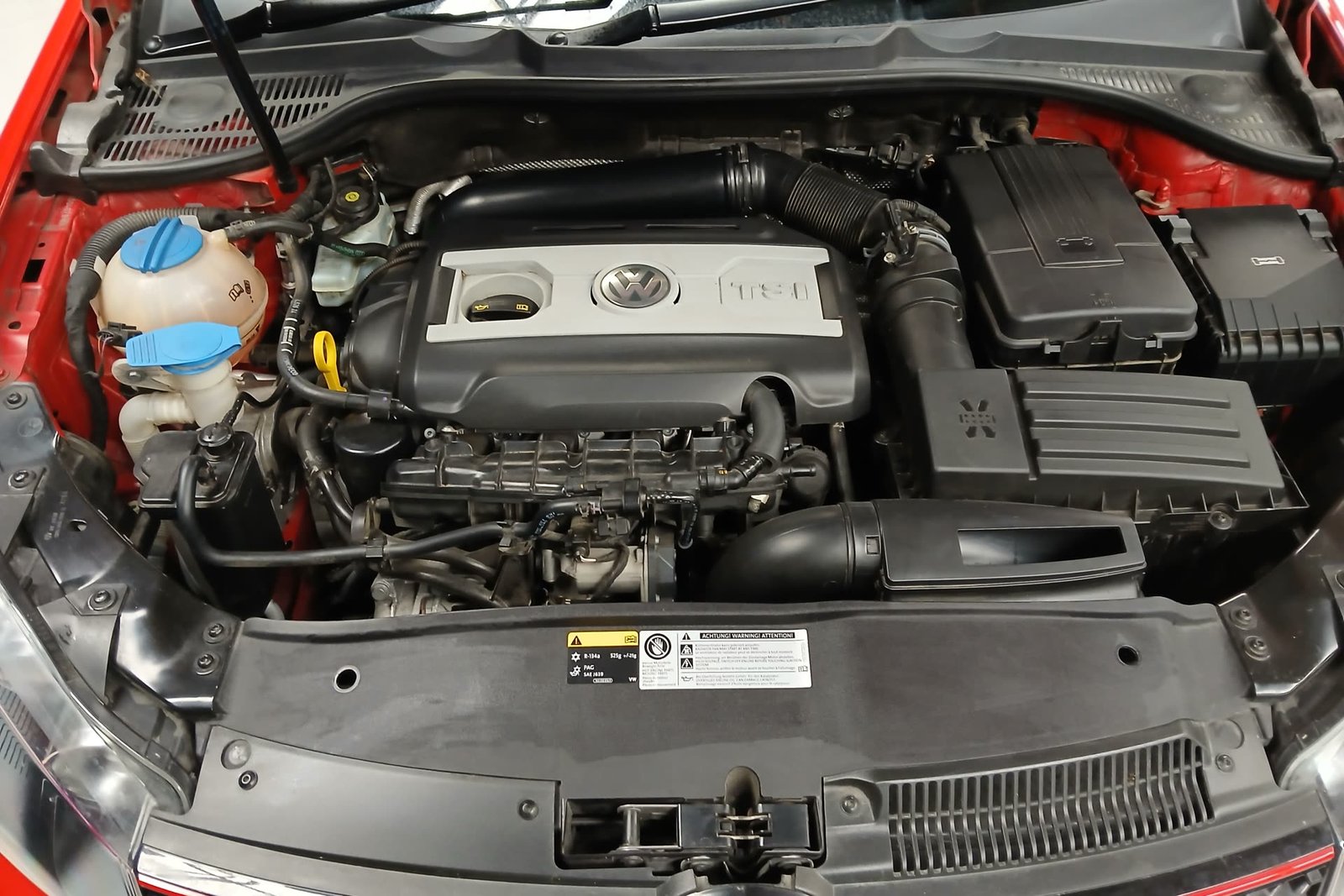 Engine bay, 2.0L TSI engine